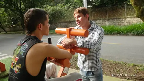 Twink latino in anale bareback