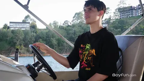 Член капитана оседлали без гондона