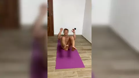 Фит-твинг тренируется голым