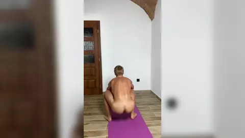 Twink fit entrena desnudo