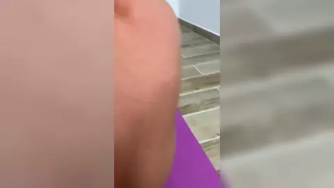 Twink fit si allena nudo