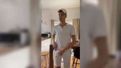 Ethan_PR spritzt ins Glas