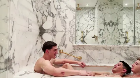 Bañera — mamada doble