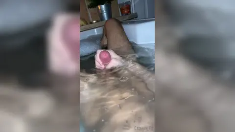 Ванна — брызги повсюду — Ethan