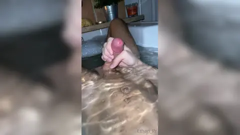 Ванна — брызги повсюду — Ethan