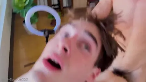 Guy Spencer engravida Max