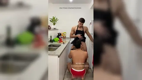 Mamada en la cocina — Leo Nastacio