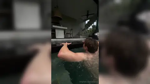 En la piscina conmigo — Valentin