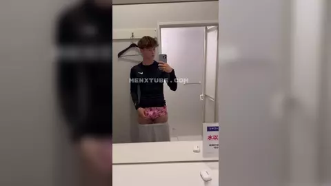 Svandylove — дрочка в душевой зала