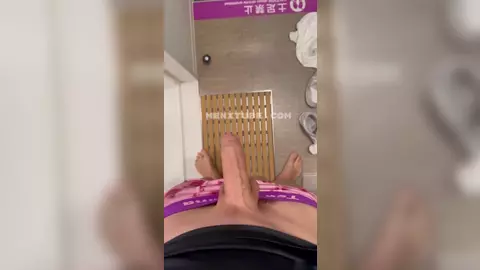 Svandylove — paja en la ducha del gym