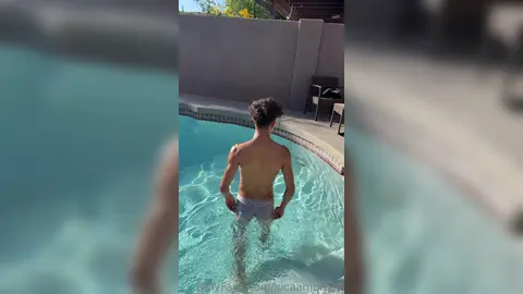 Compañía en la piscina — Luca Ambrose