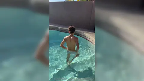 Compagnia in piscina — Luca Ambrose