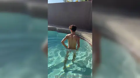 Compagnia in piscina — Luca Ambrose