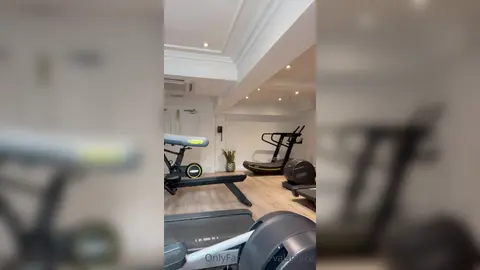 Floppy im Gym — Valentin