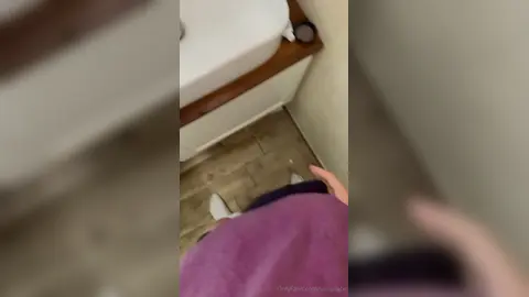 Punheta no banheiro — Valentin