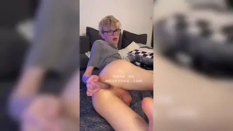 Adam Horvath se folla con dildo