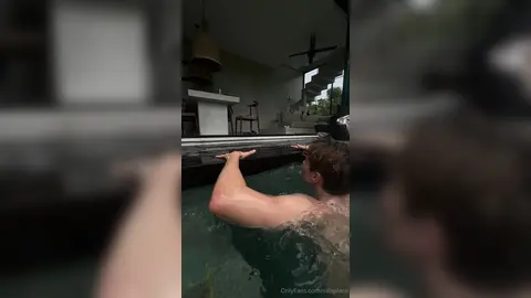 Tuffo nudo — Valentin