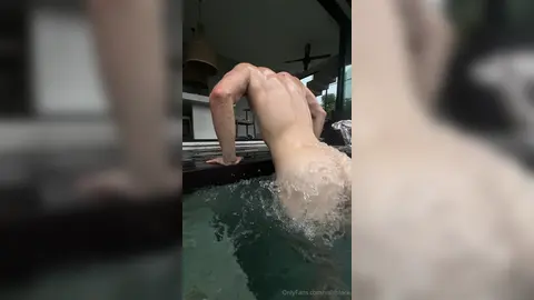 Nackt im Pool — Valentin