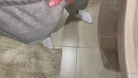 Graue Jogger, dicke Beule — Valentin Mehinagic