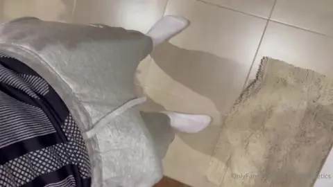 Graue Jogger, dicke Beule — Valentin Mehinagic