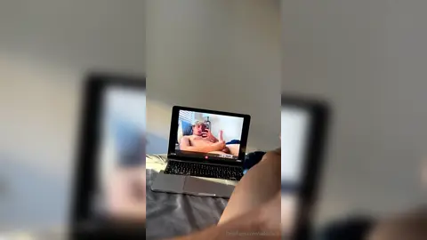 Punheta no FaceTime — Valentin Mehinagic