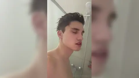 Doccia & dito — Valentin Mehinagic